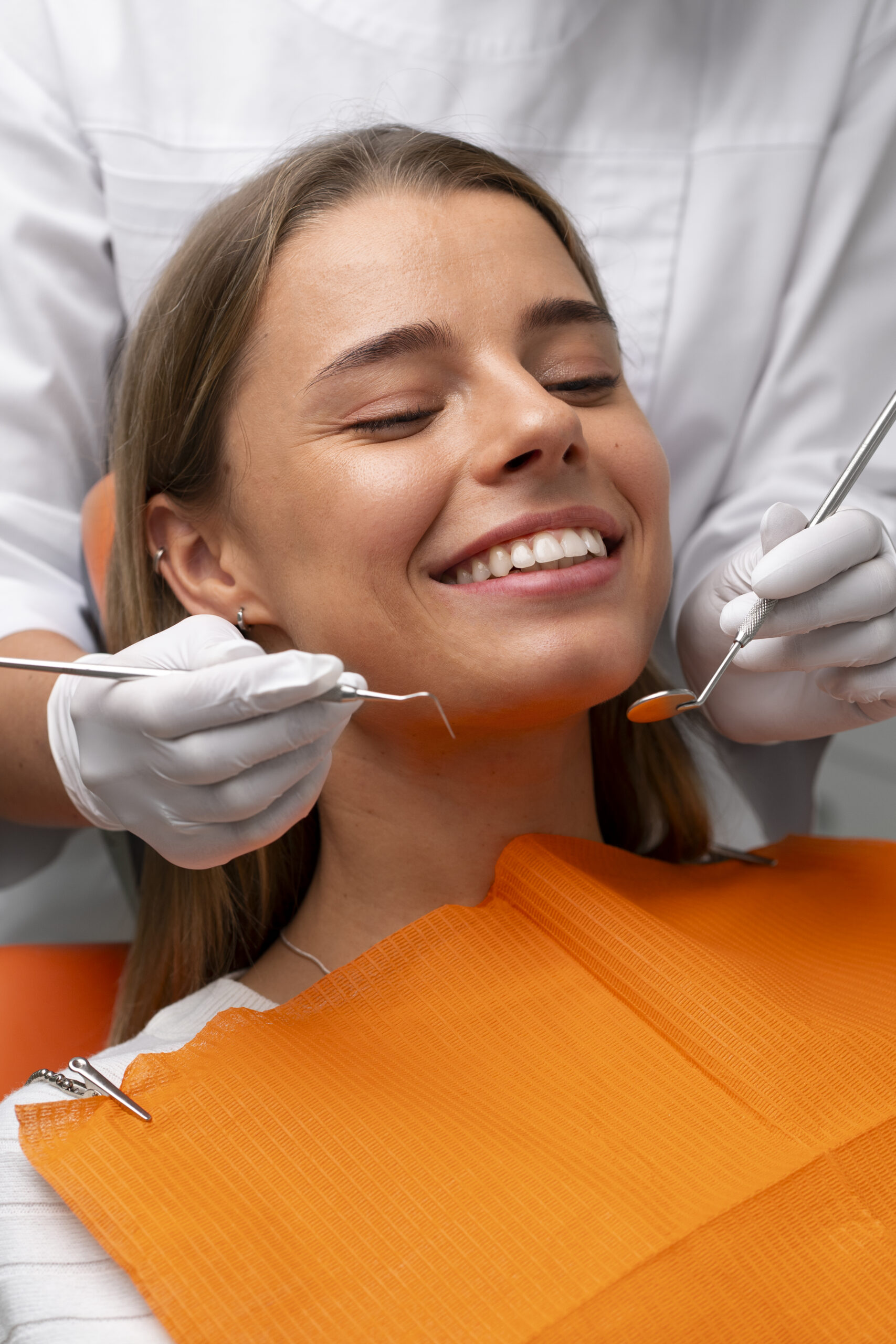 close-up-dentist-instruments